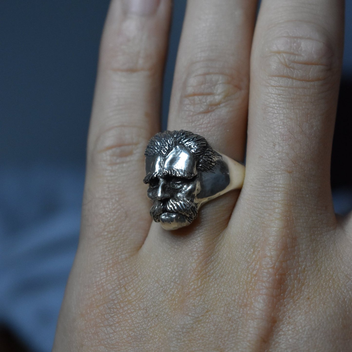 Bague en argent visage philosophe nietsche artisanale philoculus