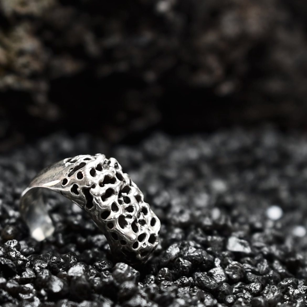 Bague ignivomus en argent style roche volcanique artisanale philoculus